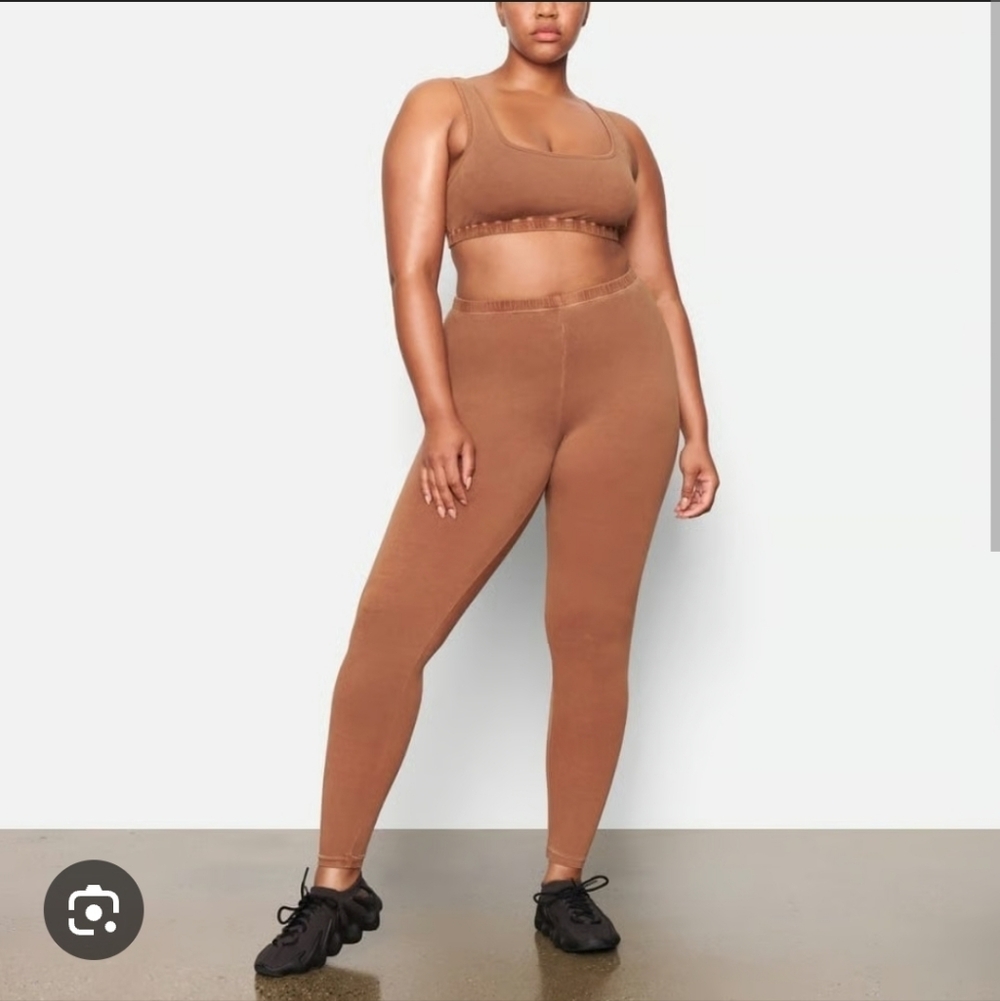 SKIMS Camel Outdoor Tshirt and Leggings Set - Picture 5 of 15